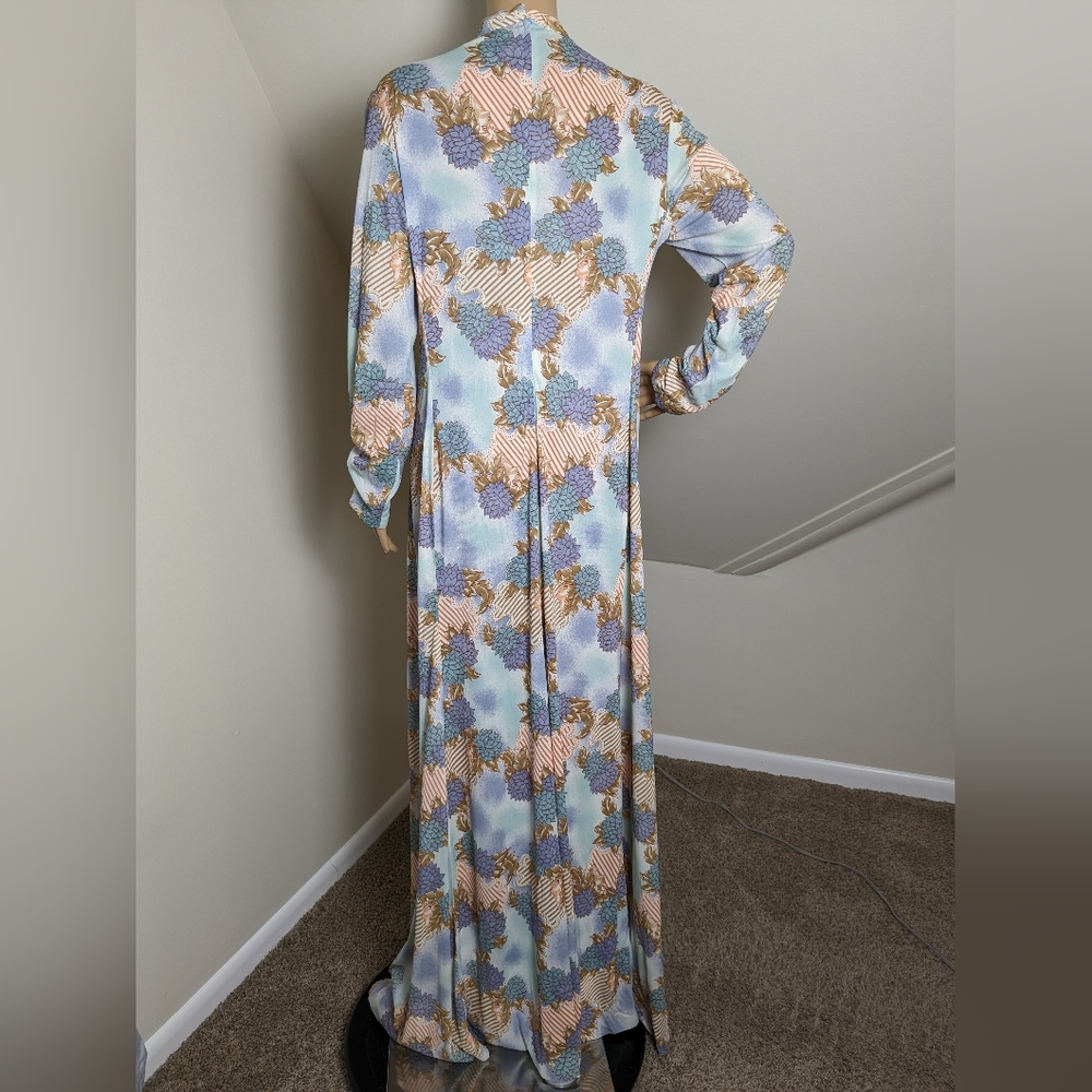 Flowing Vintage Gown With Unique Pattern - image 7